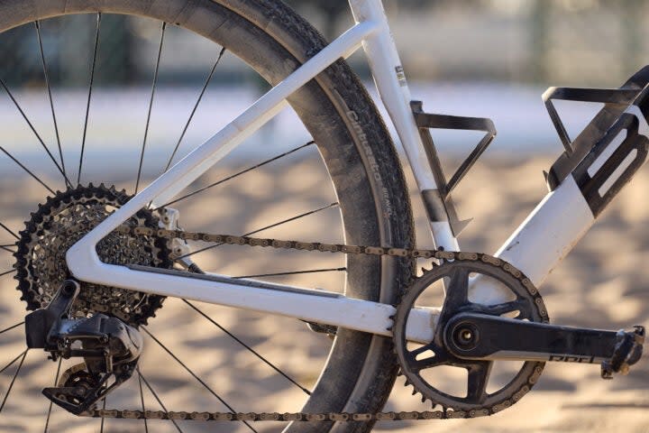 <span class="article__caption">Thin seat stays accommodate 44mm tires, and 420mm chainstays keep things tight in back </span> (Photo: Wil Matthews)