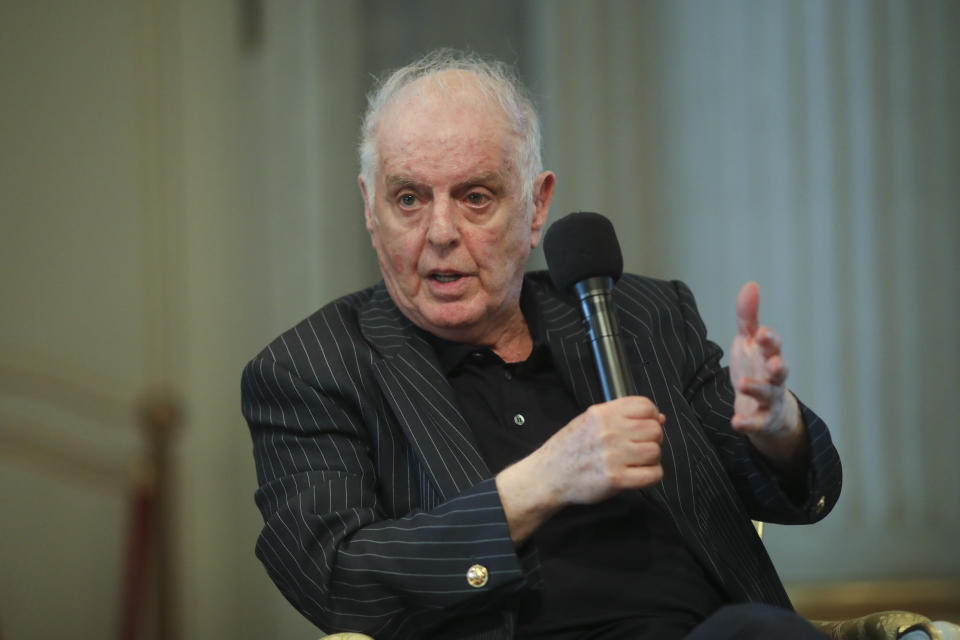 ARCHIVO - Daniel Barenboim, director musical general de la Ópera de Berlín, o Staatsoper, gesticula durante una conferencia de prensa en Berlín, Alemania, el 4 de junio de 2019. Barenboim anunció el viernes 6 de enero de 2023 su renuncia como director musical general de la Staatsoper de Berlín, un puesto que ha tenido por tres décadas, argumentando que su salud se ha vuelto demasiado frágil como para continuar. (Foto AP/Markus Schreiber, archivo)