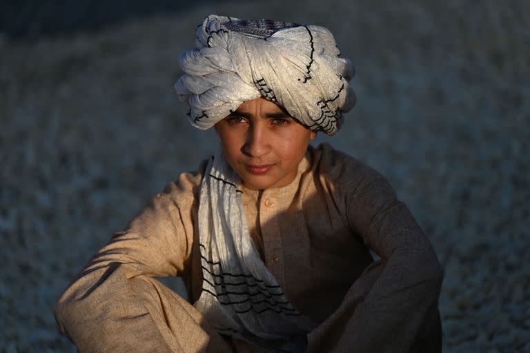 Un niño está sentado dentro de una réplica de la Mezquita Al-Aqsa en la Plaza Kampani, en las afueras de Kabul.