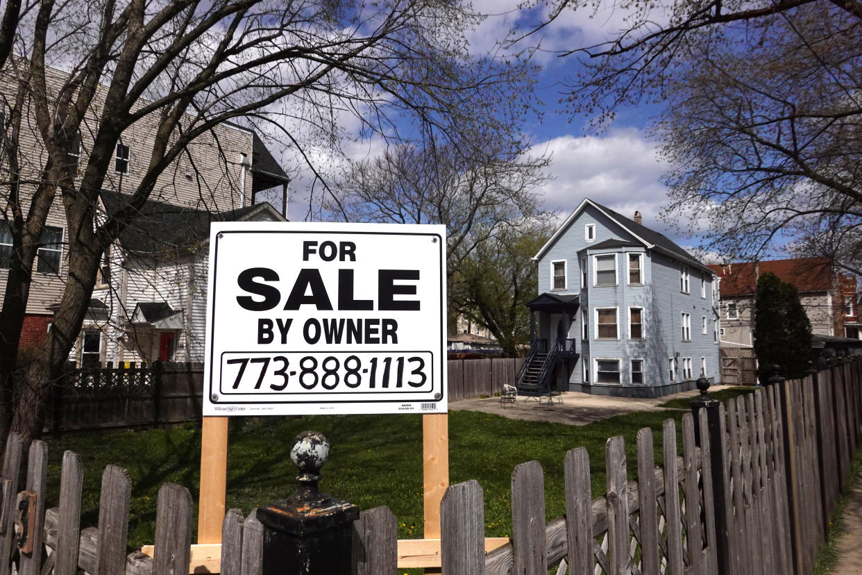 A home is offered for sale on April 26, 2022 in Chicago as the price of a mortgage continues to rise. (Credit: Scott Olson, Getty Images)
