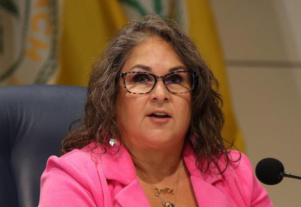 La comisionada Tanya Bhatt asiste a su primera reunión de la Comisión Municipal de Miami Beach desde que fue elegida.