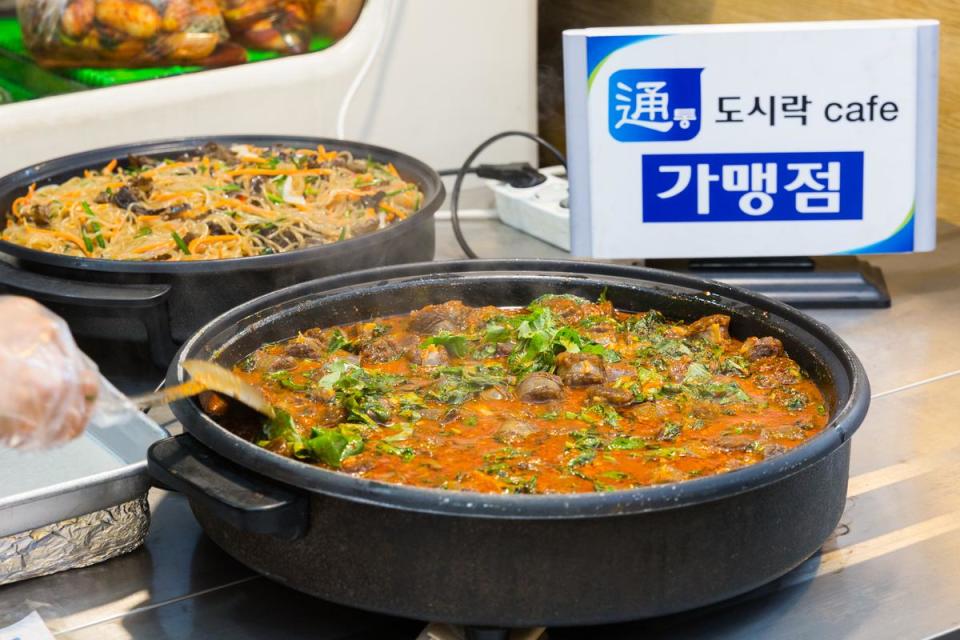 當地人必買的人氣韓式小吃辣血腸、冬粉。