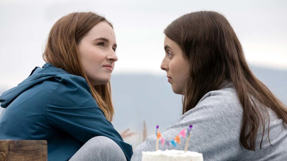 (L, R) Amy (Kaitlyn Dever) and Molly (Beanie Feldstein) in Booksmart