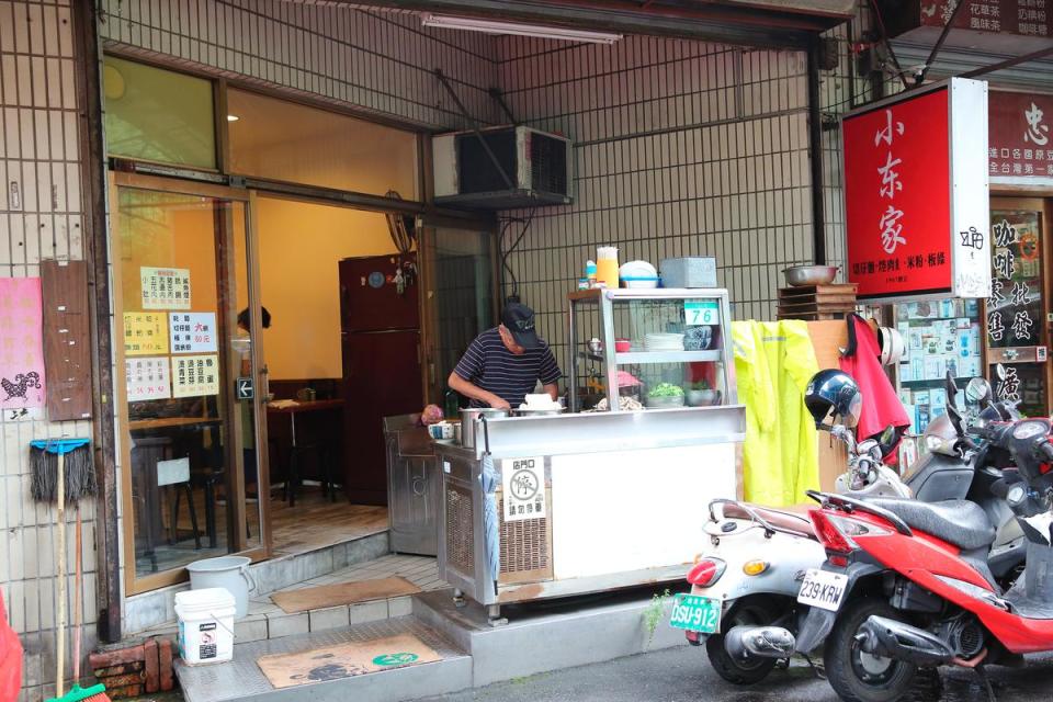 小東家位於台北慶城街、長春路巷弄內，許多企業老闆中午。