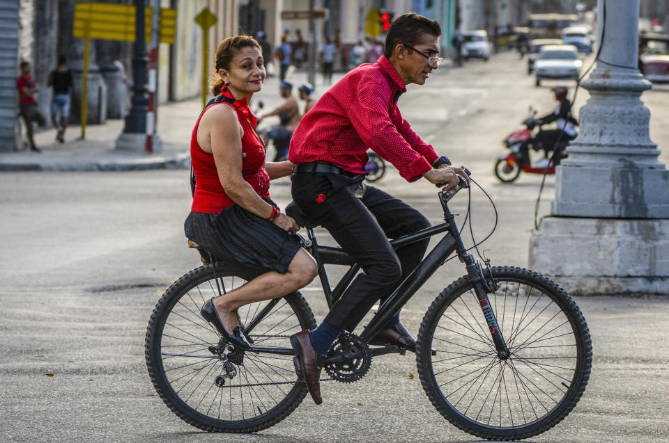 Una pareja recorre la ciudad en bicicleta en La Habana, Cuba, el jueves 6 de abril de 2023. (AP Foto/Ramón Espinosa)