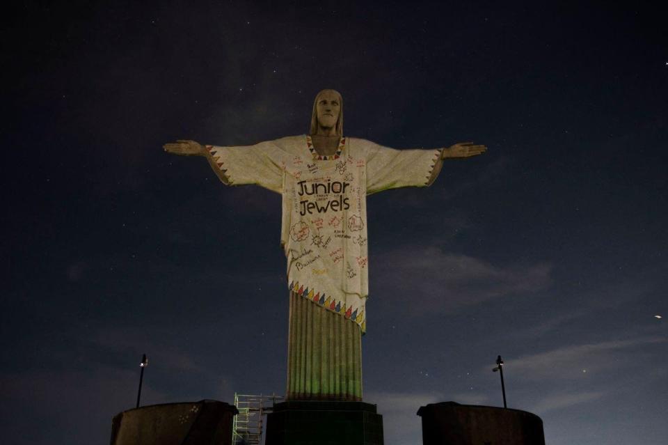 Leonardo Ulths De Carvalho created the first Photoshopped image of a possible rendering to project onto the Cristo Redentor statue in Rio de Janeiro for Taylor Swift.