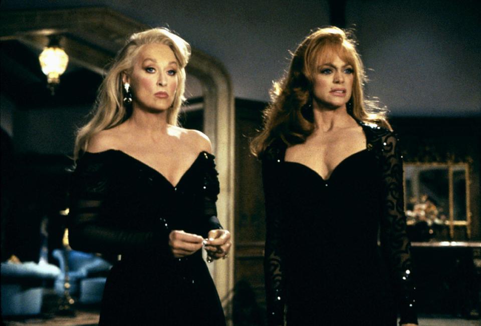 Meryl Streep & Goldie Hawn Film: Death Becomes Her (USA 1992) Characters: Madeline Ashton & Helen Sharp  Director: Robert Zemeckis 31 July 1992   **WARNING** This Photograph is for editorial use only and is the copyright of UNIVERSAL and/or the Photographer assigned by the Film or Production Company and can only be reproduced by publications in conjunction with the promotion of the above Film. A Mandatory Credit To UNIVERSAL is required. The Photographer should also be credited when known. No commercial use can be granted without written authority from the Film Company.