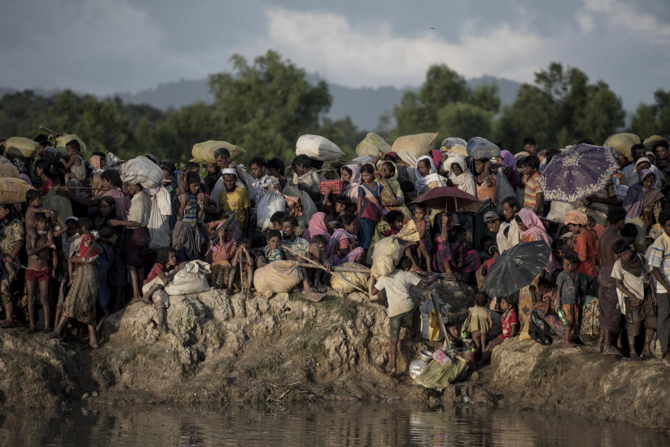 <p>À la fin de l’été, les violences contre les Rohingyas, déjà déchus de leur nationalité et persécuté depuis longtemps, se sont aggravées en Birmanie. Après l’attaque de policiers birmans par un groupe rebelle, une vaste opération militaire est lancée, obligeant des centaines de milliers de Rohingyas, minoritaires dans un pays à 90% bouddhistes, à fuir vers le Bangladesh voisin. (Photo AFP) </p>