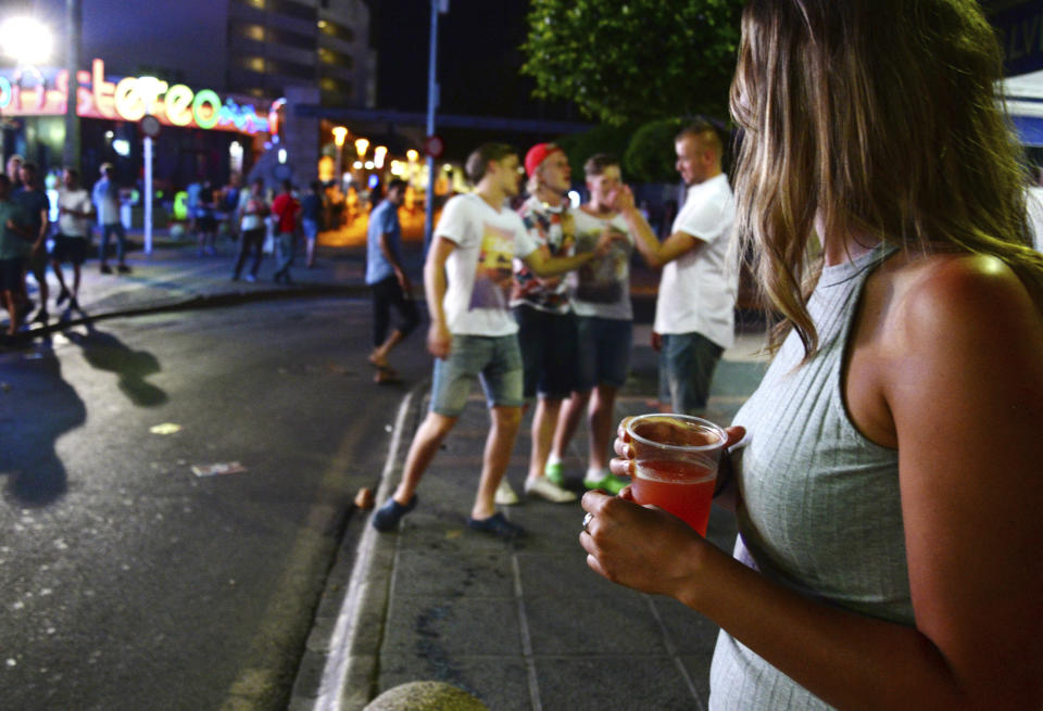 ARCHIVO - En esta foto del 10 de junio del 2015, turistas están parados en la calle en Magaluf, Calvia, en la isla española de Mallorca, en las Baleares. Las autoridades en las Baleares ordenaron el miércoles, 15 de julio del 2020, el cierre de bares y clubes nocturnos en áreas de playa populares entre los turistas jóvenes y extranjeros, poniendo fin a noches de juerga al compás de música techno. (AP Foto/Joan Llado)