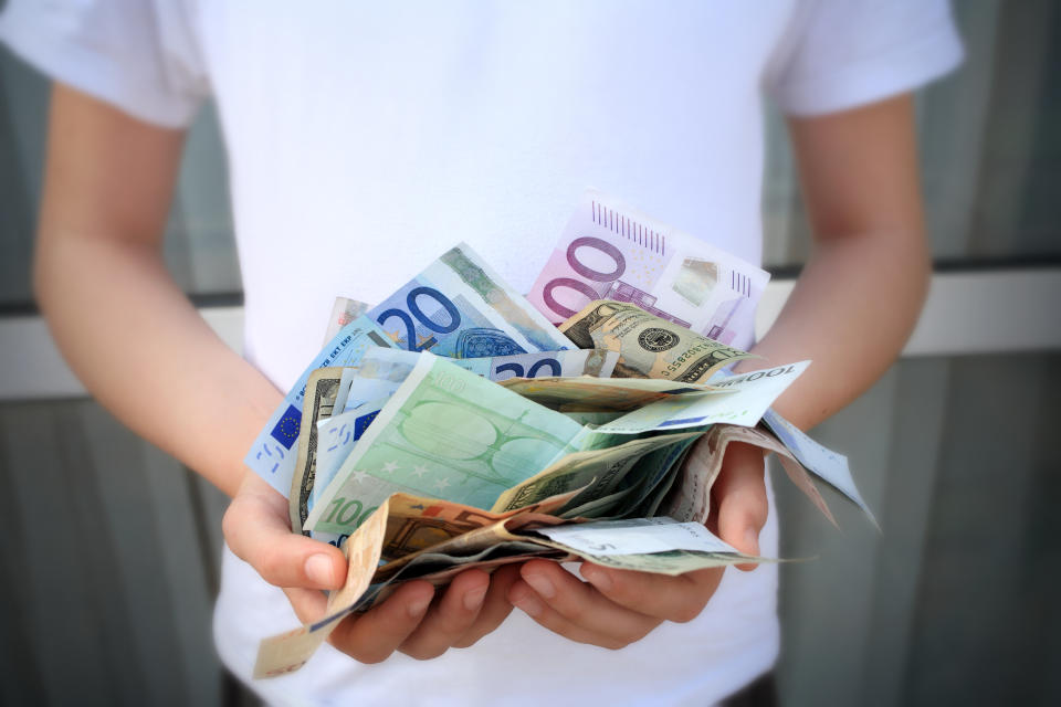 ¿Sabes cómo prestar dinero a un amigo de forma legal? Foto: Getty Creative