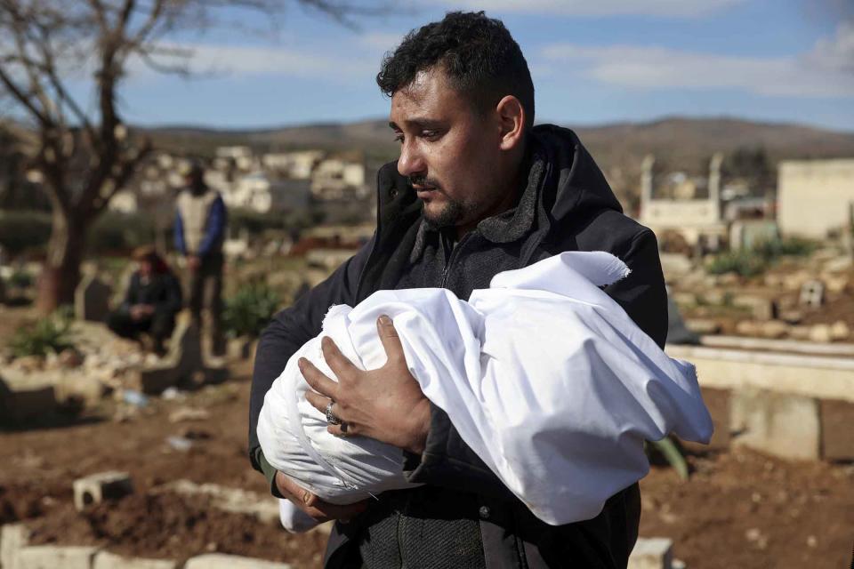 2023年2月7日，敘利亞阿勒頗省的墓地，一名男子抬著死於地震的親人的遺體。