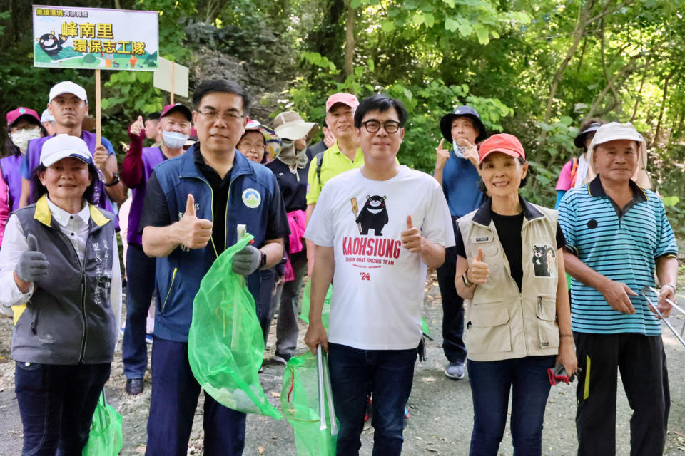 陳其邁(前排中)邀彭啓明(前排左二)與環保志工及民眾一起淨山、健行。   圖：高雄市環保局/提供