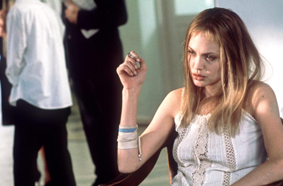 Lisa Rowe, gespielt von Hollywood-Star Angelina Jolie, ist eine der beiden Protagonistinnen im Film "Durchgeknallt". Als Soziopathin diagnostiziert, befindet sie sich in einer geschlossenen Einrichtung. - Copyright: picture-alliance / dpa | dpa-Film Columbia