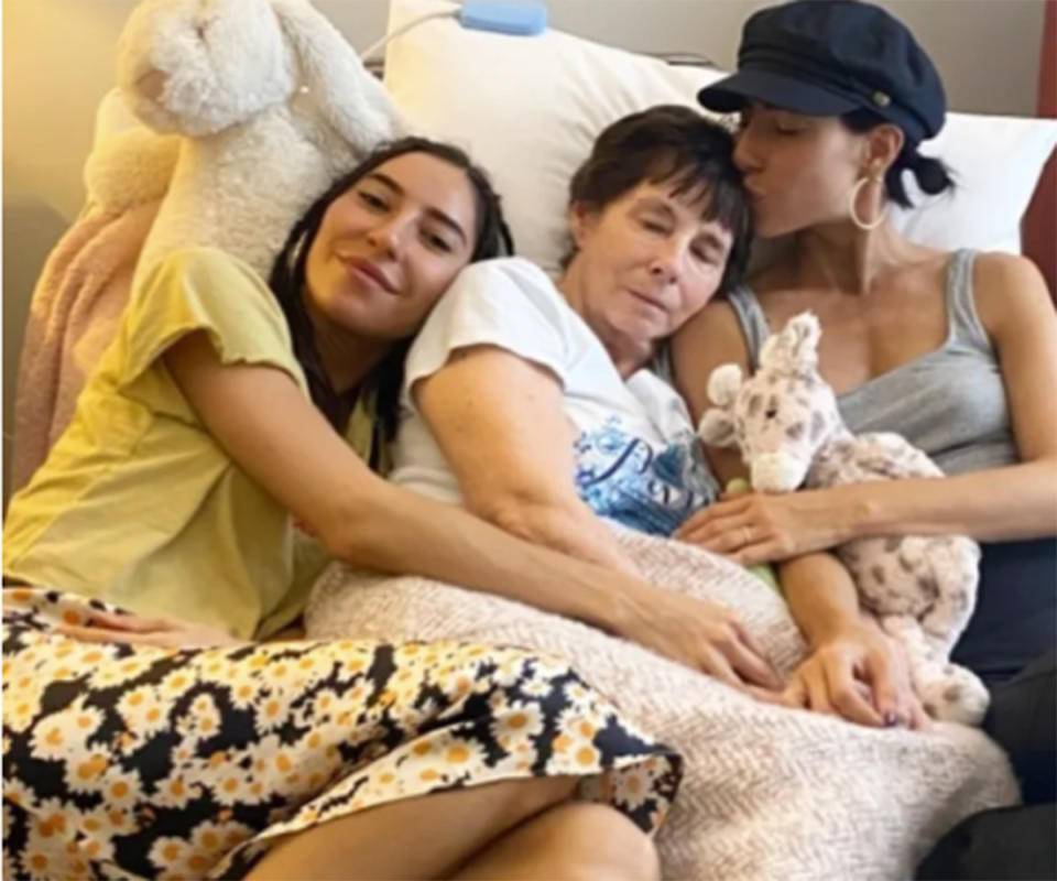 Lisa and Jess from The Veronicas in bed with their mother