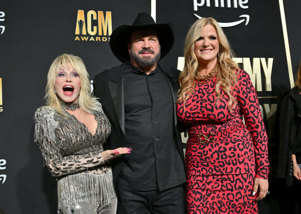 Dolly Parton, Trisha Yearwood and Garth Brooks at an award show