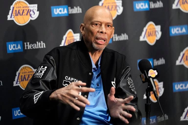 Kareem Abdul-Jabbar, durante una charla, en febrero pasado