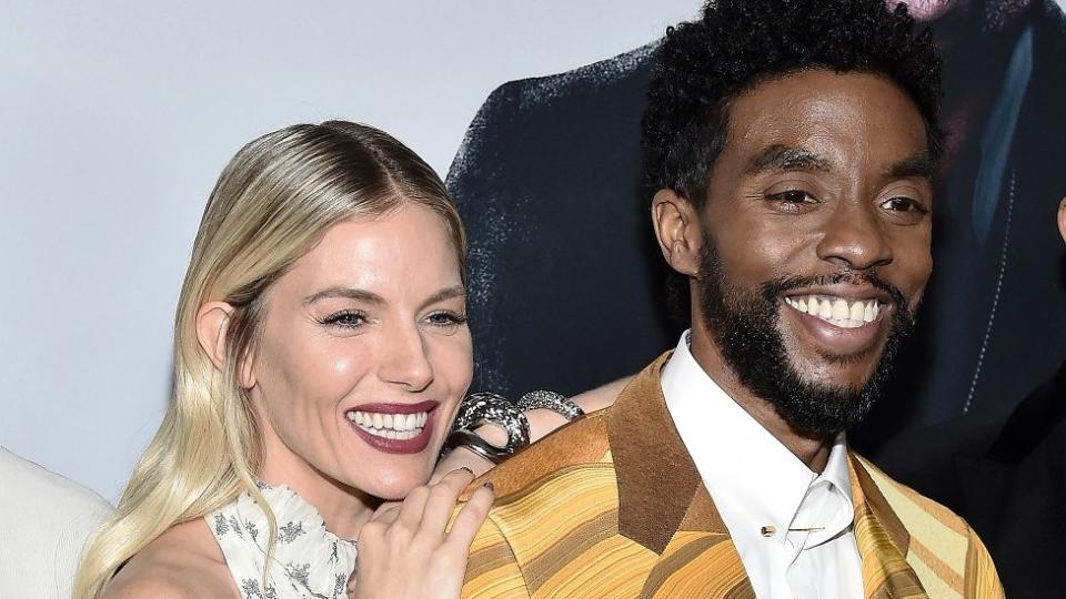 Sienna Miller y Chadwick Boseman