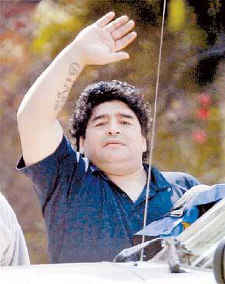 Maradona, ayer, al partir de la Clínica del Parque hacia Ezeiza