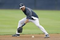 New York Yankees shortstop Derek Jeter warms up before an exhibition baseball game against the Pittsburgh Pirates Thursday, Feb. 27, 2014, in Tampa, Fla. (AP Photo/Charlie Neibergall)