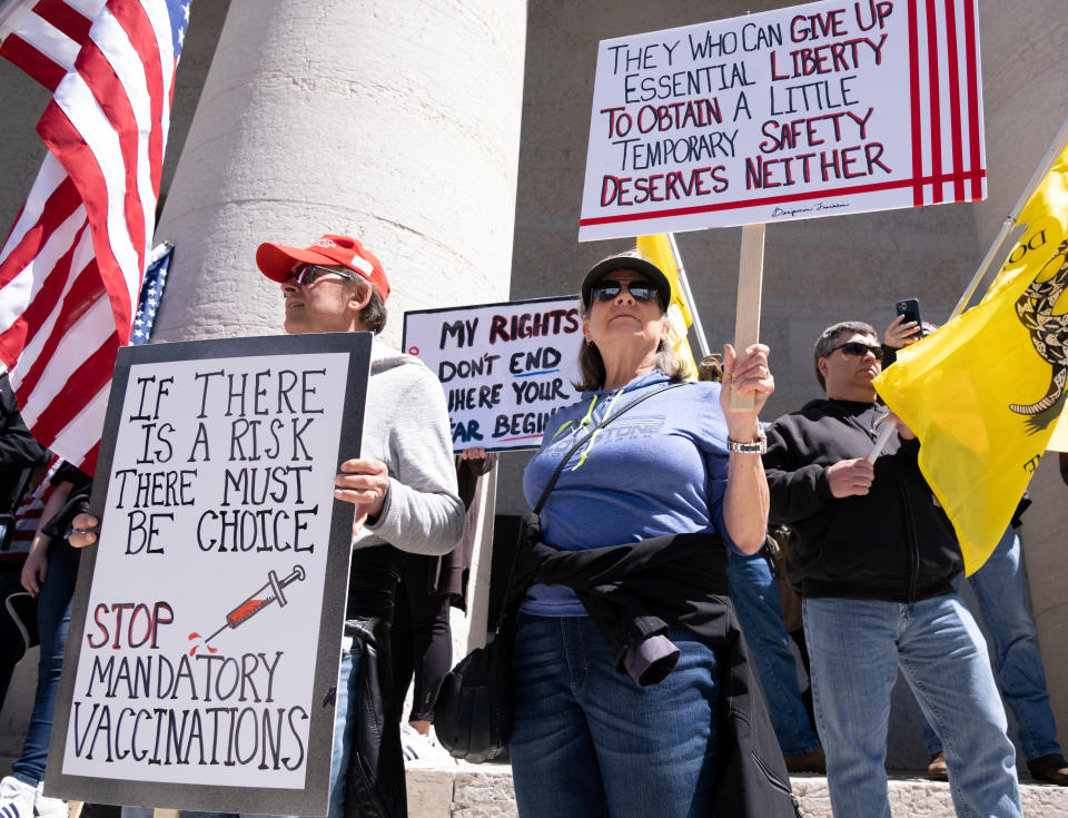 Protesters against the state's extended stay-at-home order to help slow the spread of the coronavirus disease (COVID-19) demonstrate at the Capitol building in Columbus, Ohio, U.S. April 20, 2020. (REUTERS/Seth Herald)