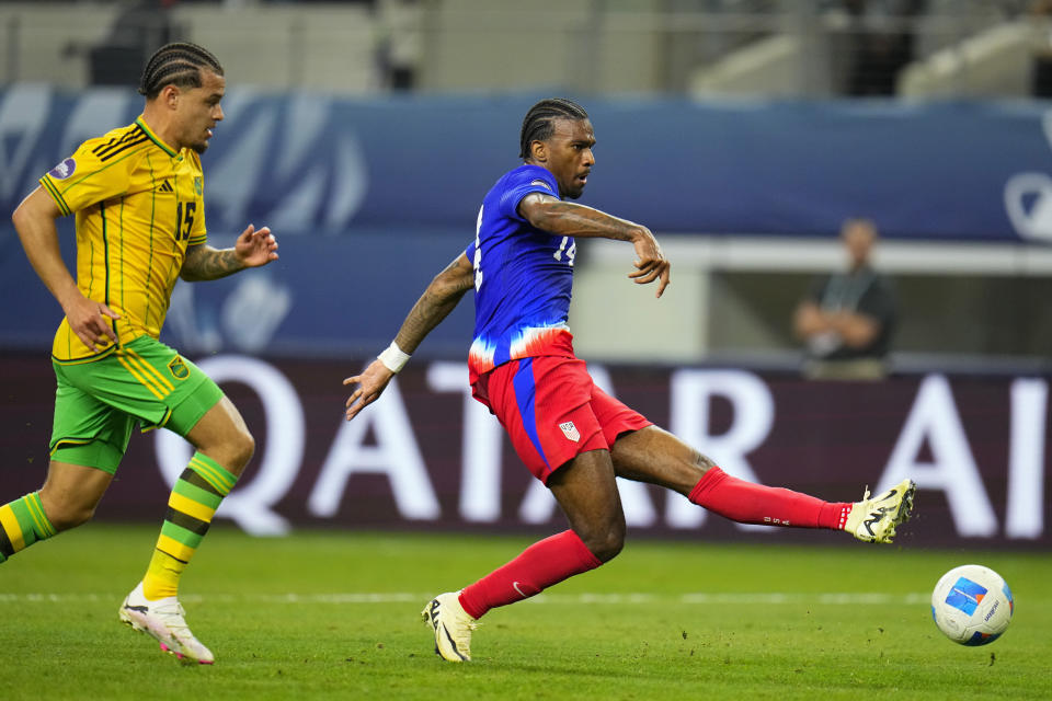 Haji Wright de los Estados Unidos anota frente a Joel Latibeaudiere de Jamaica en el tiempo extra del encuentro de semifinales de la Liga de Naciones el jueves 21 de marzo del 2024. (AP Foto/Julio Cortez)