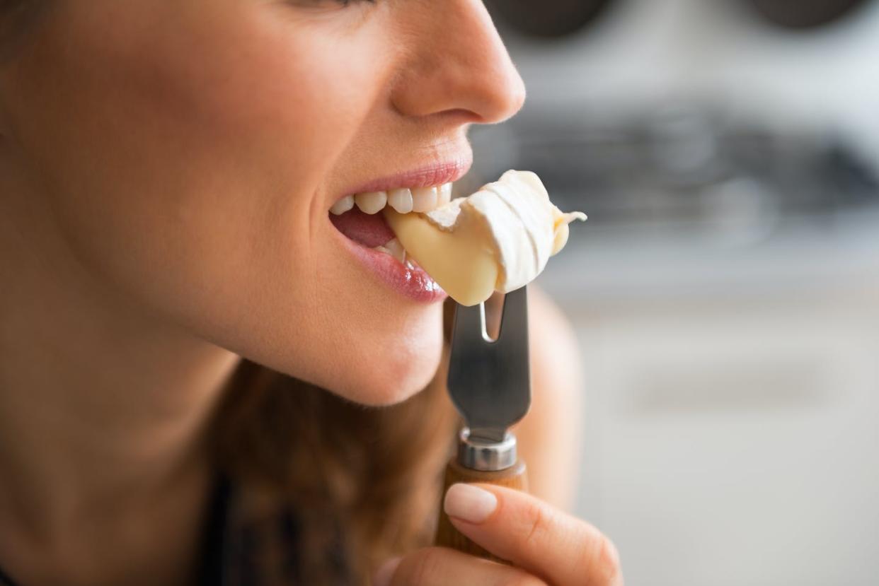 <a href="https://www.shutterstock.com/es/image-photo/closeup-on-young-woman-eating-camembert-257211364" rel="nofollow noopener" target="_blank" data-ylk="slk:Shutterstock / Alliance Images;elm:context_link;itc:0;sec:content-canvas" class="link ">Shutterstock / Alliance Images</a>