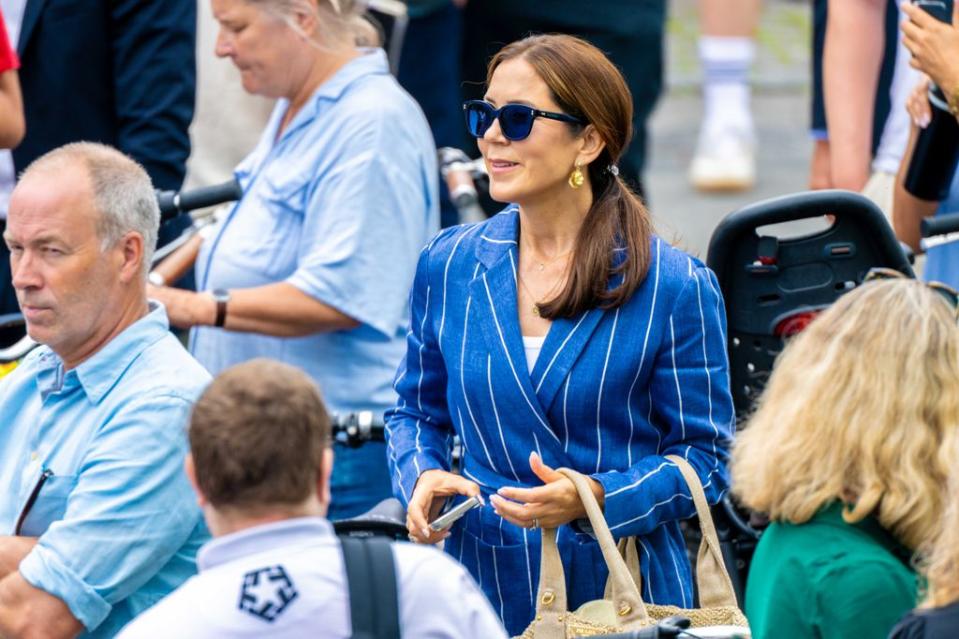 Mary de Dinamarca con conjunto de rayas de Ralph Lauren