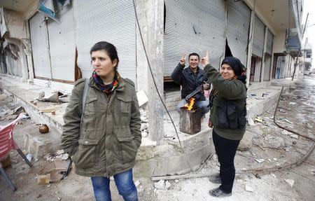 Fighters of the Kurdish People's Protection Units (YPG) gesture in the northern Syrian town of Kobani January 30, 2015. REUTERS/Osman Orsal