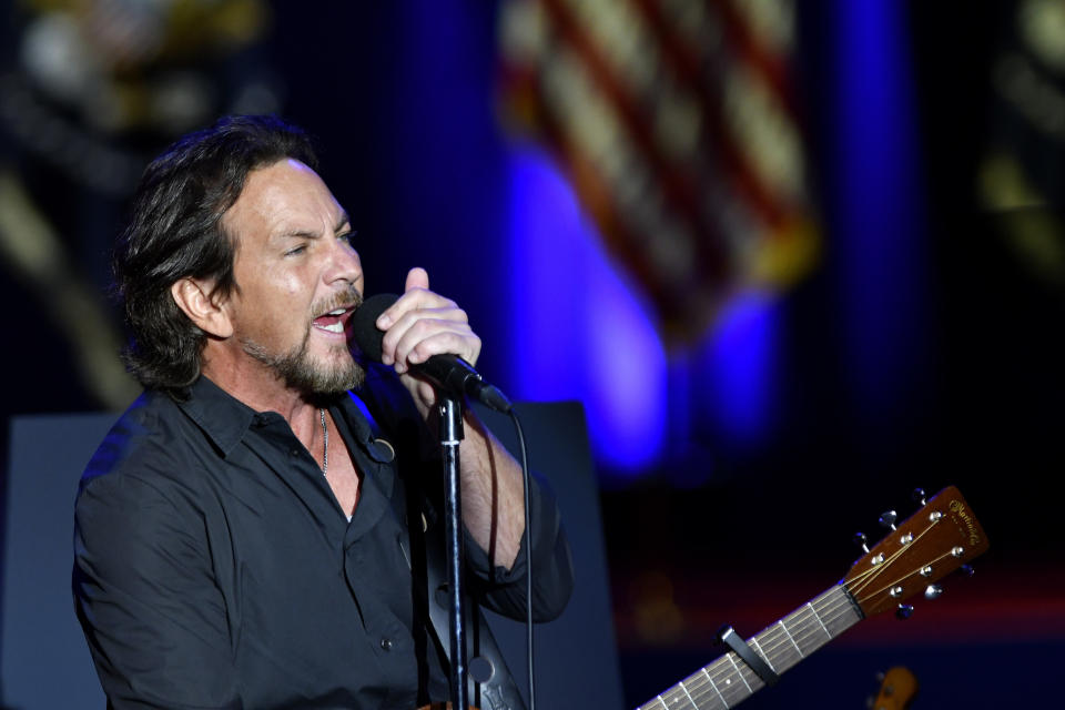 Eddie Vedder performs before Obama's farewell address.