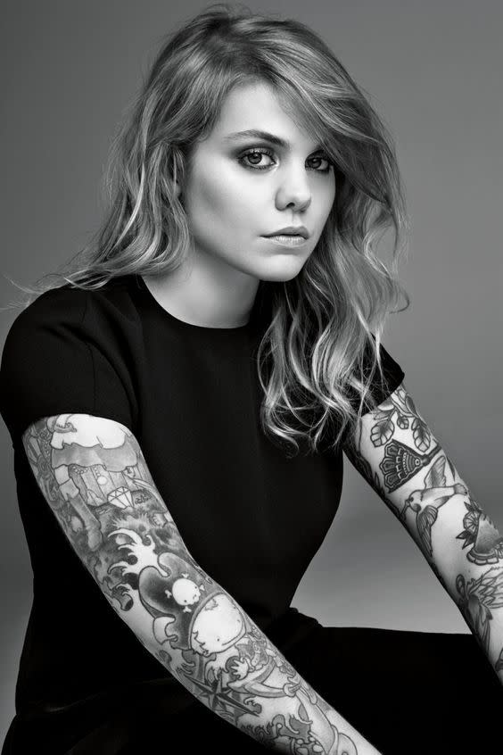 <p><i>Crédit photo : Pinterest </i></p><p>La chanteuse a bien des tatouages, ils sont d’ailleurs souvent raccrocher aux contes de fée, comme celui sur son bras droit d’Alice aux pays des merveilles. </p>