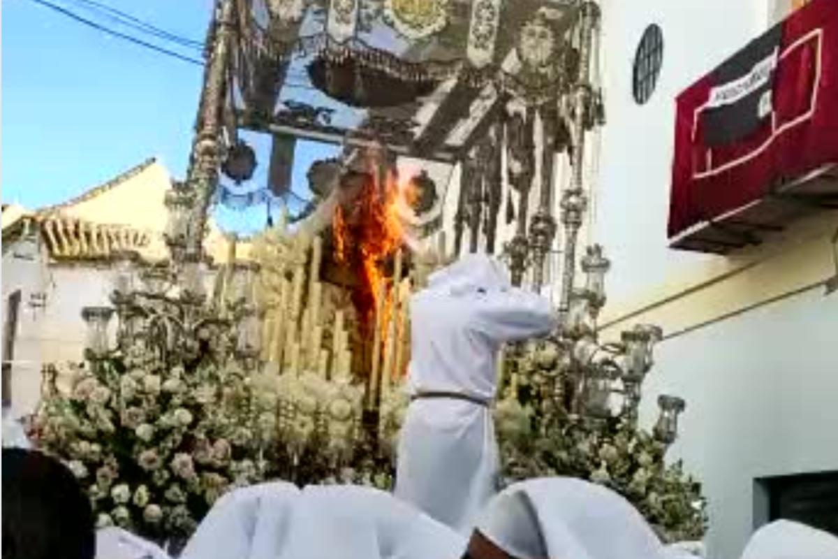 La Virgen del Rocío de Vélez tiene daños en la cara, un brazo y el pelo  tras el incendio en su procesión