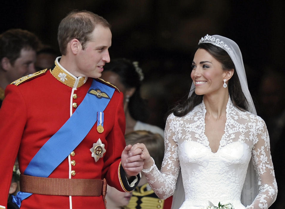 ARCHIVO - El príncipe Guillermo de Gran Bretaña y su esposa Catalina, la duquesa de Cambridge fuera de la Abadía de Westminster después de su boda real en Londres el viernes 29 de abril de 2011. La atención sobre la princesa Catalina ha alcanzado niveles no vistos desde su boda de cuento de hadas en 2011. Una admisión de que alteró una fotografía familiar oficial provocó una reacción violenta. (Foto AP/Martin Meissner, archivo)