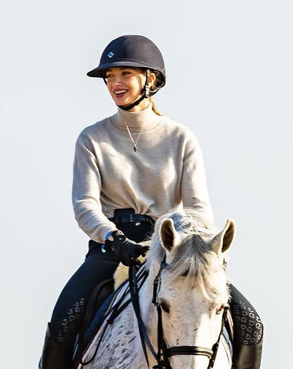 Mathilde Pinault montando a caballo