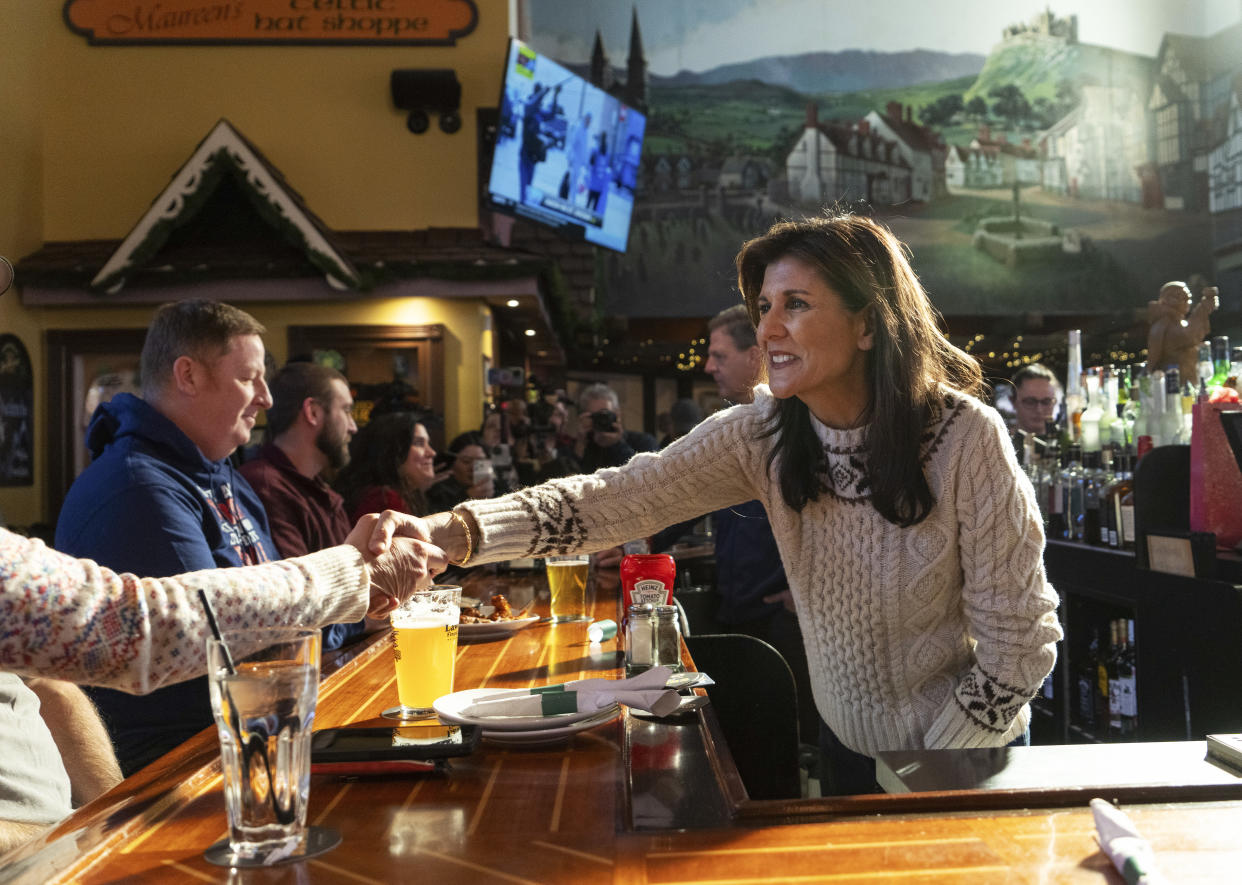 La candidata presidencial republicana en las primarias Nikki Haley visita el restaurante Holy Grail en Epping, Nuevo Hampshire, el domingo 21 de enero de 2024. (Ruth Fremson/The New York Times)