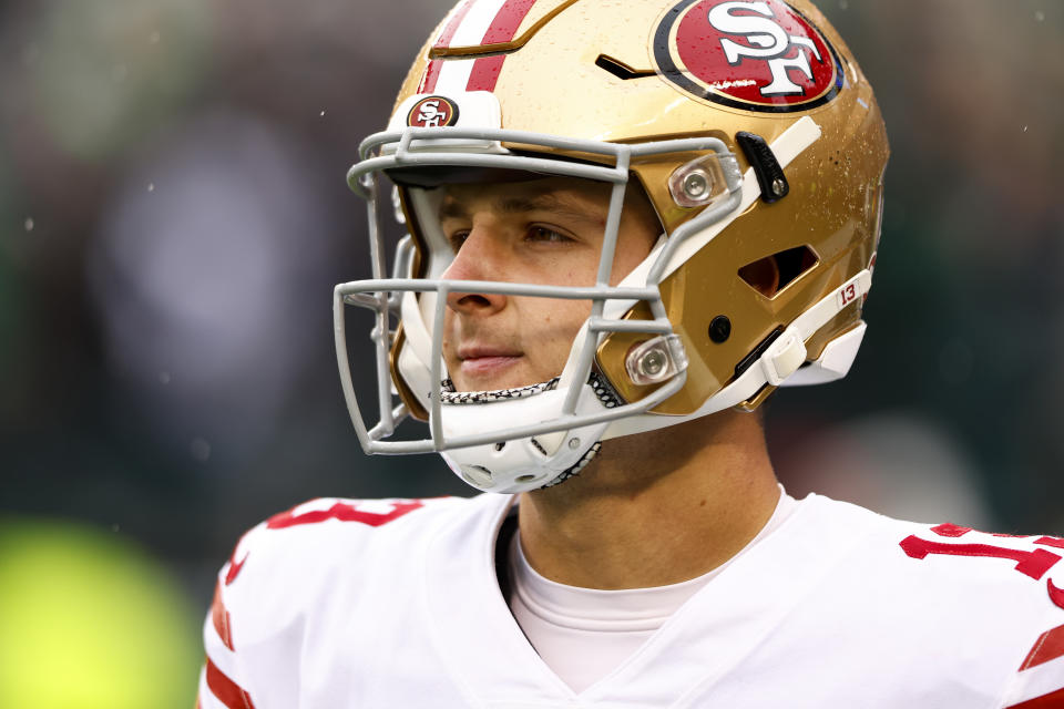 PHILADELPHIA, PA - 29 DE ENERO: Brock Purdy #13 de los San Francisco 49ers se prepara antes del partido de fútbol del Campeonato de la NFL contra los Philadelphia Eagles en el Lincoln Financial Stadium el 29 de enero de 2023 en Filadelfia, Pensilvania.  (Foto de Kevin Sabitos/Getty Images)