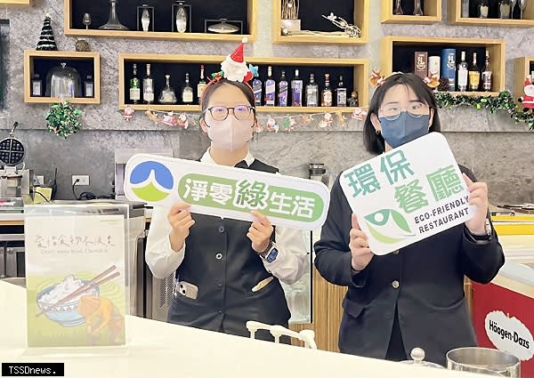 南市環保局輔導旅宿取得環保標章旅館認證，台南台糖長榮榮獲銅級標章，為綠色旅遊再添典範。（記者李嘉祥攝）