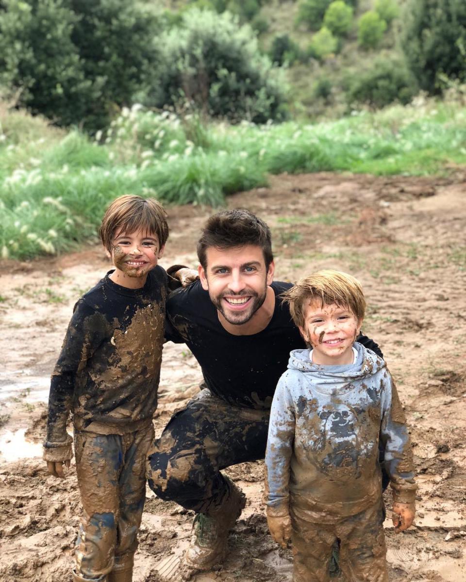 Gerard Piqué junto a sus hijos Milan y Sasha tras una jornada de juego en el barro. <a href="https://www.instagram.com/3gerardpique/?hl=en" rel="nofollow noopener" target="_blank" data-ylk="slk:Foto: Gerard Piqué/Instagram;elm:context_link;itc:0;sec:content-canvas" class="link ">Foto: Gerard Piqué/Instagram</a>