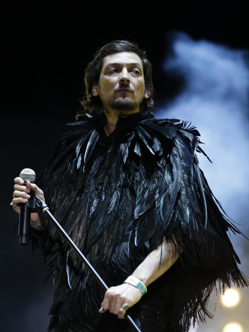 León Larregui, vocalista del grupo Zoé, durante la presentación de la banda mexicana en el festival Vive Latino, en la Ciudad de México, el domingo 19 de marzo del 2017. (AP Foto/Rebecca Blackwell)