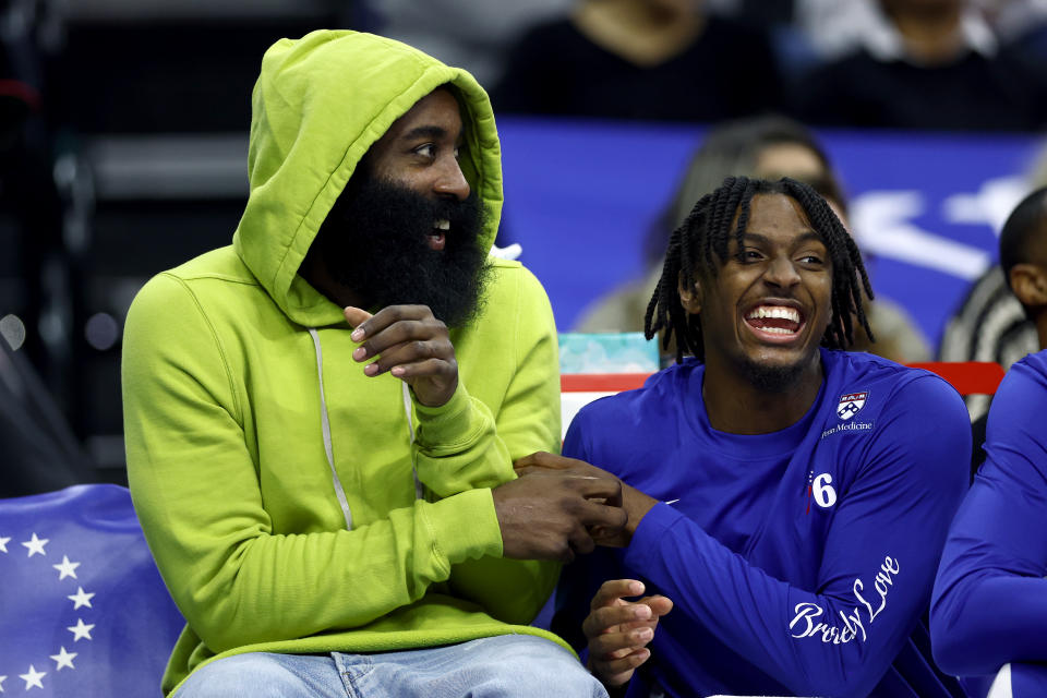 James Harden und Tyrese Maxey von den Philadelphia 76ers reagieren im ersten Viertel gegen die Portland Trail Blazers im Wells Fargo Center in Philadelphia, am 29. Oktober 2023. (Foto von Tim Nwachukwu/Getty Images)