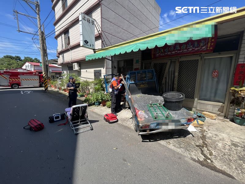 2輛貨車發生碰撞後，其中一輛失控撞民宅，釀2傷。（圖／翻攝畫面）