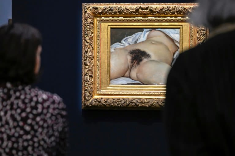 Dos personas observan el cuadro "El origen del mundo", del pintor francés Gustave Courbet, durante una exposición en el museo Pompidou-Metz, el 22 de diciembre de 2023 en la ciudad francesa de Metz (Jean-Christophe Verhaegen)