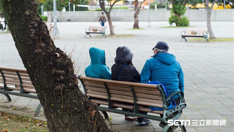 吳德榮示警，今氣溫將「繼續下降」越晚越冷。（圖／記者陳弋攝影）