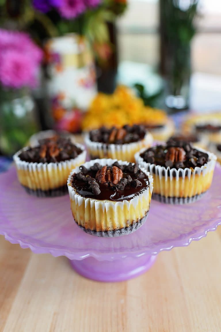 mini turtle cheesecakes valentines day desserts