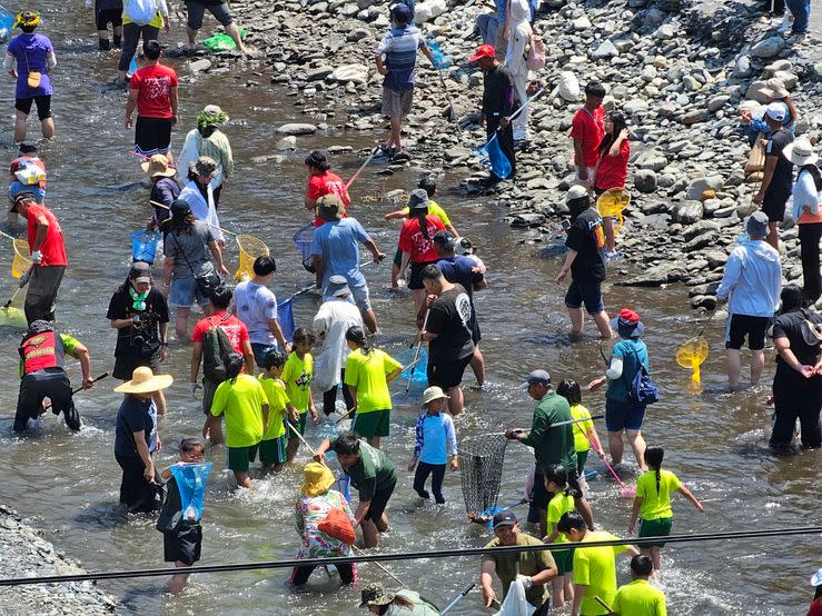 「浸水儀式」由部落耆老帶領族人至河邊拍水、抓魚，象徵雨神祝福。（記者湯茗富攝）