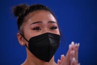 Foto del jueves de la estadounidense Sunisa Lee reaccionando durante la final de la prueba del all-around en los Juegos de Tokio