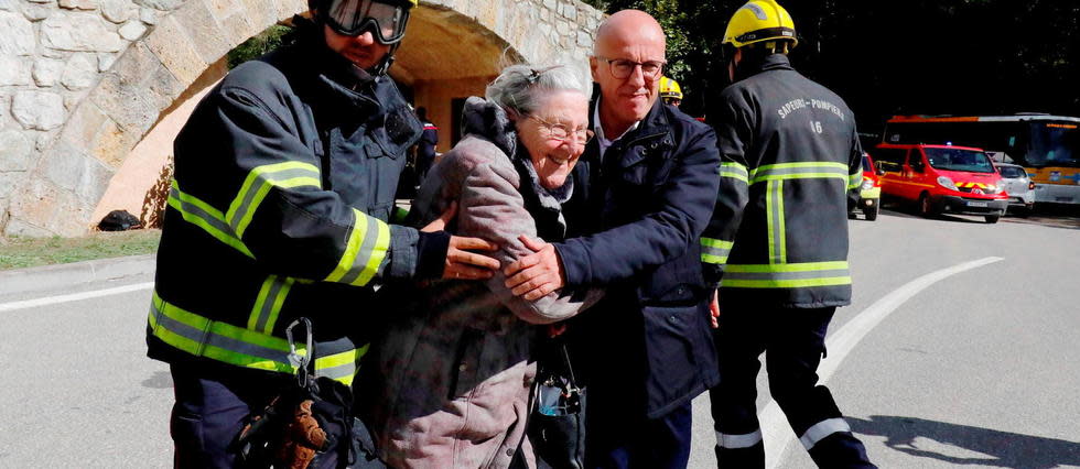 Éric Ciotti participant à l'évacuation des victimes des inondations dans la vallée de la Vésubie le 5 octobre 2020.
