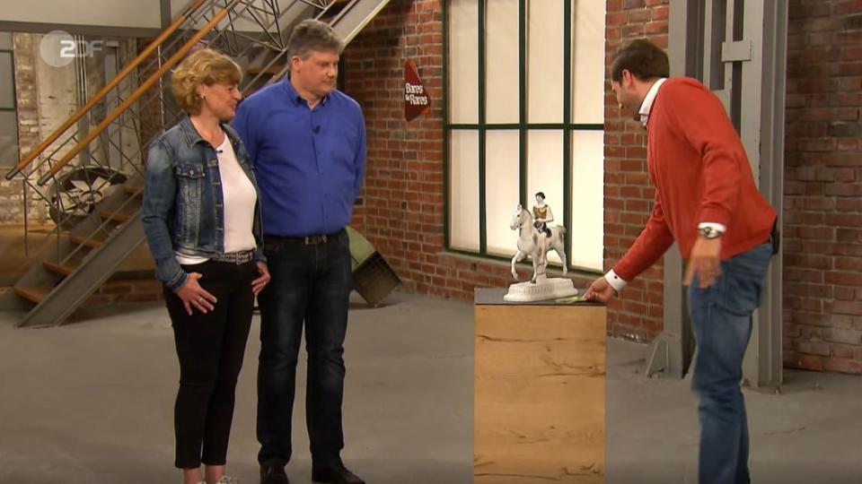 <p>Julian Schmitz-Avila (rechts) kaufte den edlen Reiter, der einst Teil eines Hochzeits-Tafelaufsatzes war, für 1.900 Euro ein. (Bild: ZDF)</p> 