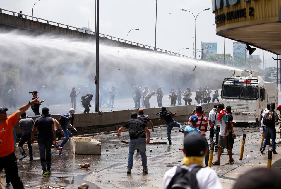 <p>La policía utiliza un cañón de agua para dispersar a los manifestantes durante una protesta de la oposición en Caracas, Venezuela, 6 de abril de 2017. REUTERS / Carlos Garcia Rawlins</p>