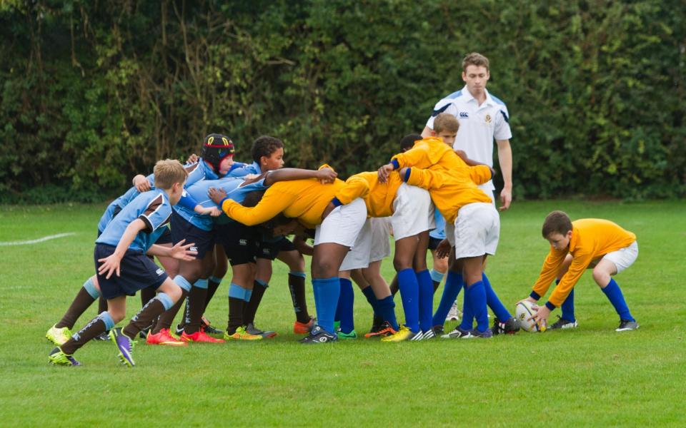 School children playing rugby in the United Kimgdom - E7NFFF