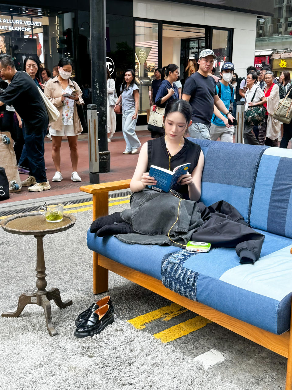 雲浩影Cloud鬧市初嚐行為藝術  還原《慢性分手》MV梳化睇書歎茶  享受自我平靜世界